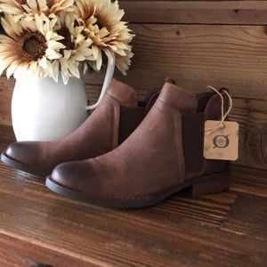 BORN Brenta  booties size 9M brown, New w/o box